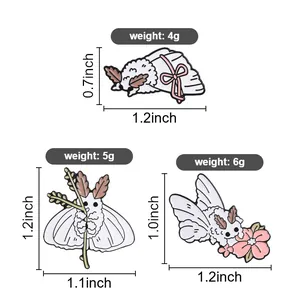 Dimensions et poids détaillés de trois épingles en émail de papillon de nuit blanc.