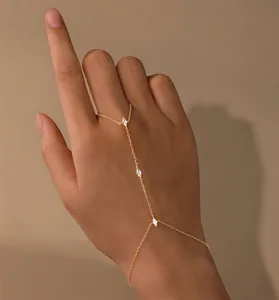 Vue détaillée d'une chaîne de main en argent S925 doré avec trois zircons marquise