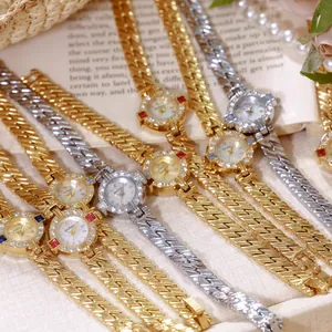 Detalle de relojes de cadena vintage dorados y plateados para mujer con bisel de cristal