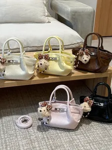 Set di mini borse a secchiello alla moda con graziosi ciondoli a forma di orsetto