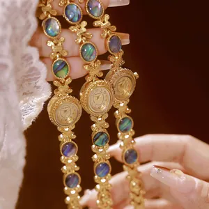 Detalles exquisitos de tres relojes de pulsera vintage dorados con esferas de nácar natural