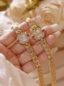 Primer plano de reloj de cadena de oro vintage con bisel de cristal y rojo rubí