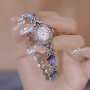 Primer plano detallado del elegante reloj Bee Sister con eslabones de nácar natural