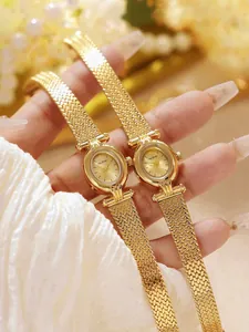 Vista detallada de un reloj de lujo dorado para mujer con correa de textura de espiga