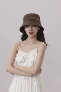 Elegante sombrero de pescador marrón para mujer con bordado para protección solar