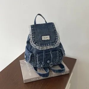 Vista dettagliata di uno zaino in denim retrò con bordo in pizzo bianco a volant e patta