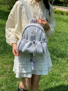 Mochila azul claro con textura para mujer con logo de oso y correas ajustables