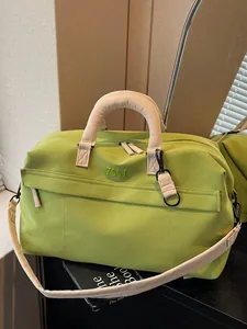 Sac de voyage vert citron grande capacité avec des poignées beiges et une bandoulière