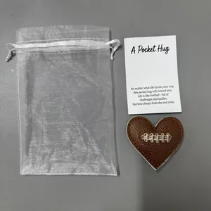Σετ δώρου Pocket Hug καρδιά ποδοσφαίρου με κάρτα και πουγκί οργάντζας.
