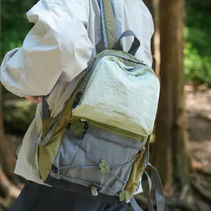 Nahaufnahme eines leichten Outdoor-Rucksacks im Blockfarben-Design im Wald