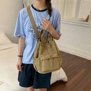 Modelo con mochila caqui con cordón y gran capacidad para el día a día