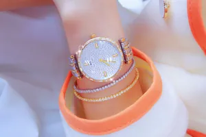 Primer plano del reloj BS Bee Sister para mujer con esfera de diamantes y correa de metal
