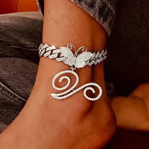 Iced Out Panzerkette Fußkettchen mit Strass Schmetterling und Buchstaben-Anhänger