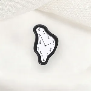 Vista macro del pin de esmalte de reloj fundido, homenaje al arte de Salvador Dalí