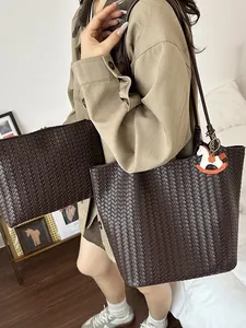Elegante borsa tote intrecciata testa di moro con pochette abbinata per il pendolarismo