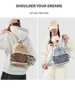 Mannequin asiatique présentant des sacs à dos décontractés élégants en beige et bleu clair pour étudiants.
