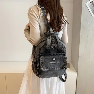 Rückansicht eines modischen gewaschenen Denim-Rucksacks, getragen von einem Model.