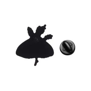 Vue arrière détaillée d'une broche en métal de papillon de nuit avec attache papillon noire