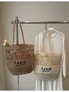 Elegantes bolsos tote de paja tejida en marrón y crema de gran capacidad para el verano