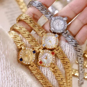 Detalle de relojes de cadena retro franceses con bisel de diamantes y gemas de colores