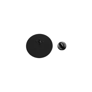 Vue détaillée du dos d'un pin's en émail avec une attache en caoutchouc noir solide.