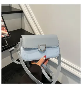 Elegante hellblaue minimalistische quadratische Umhängetasche mit schicker Silberschnalle