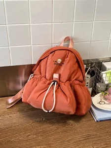 Elegante mochila naranja acolchada con bordado de oso y cierre de cordón práctico