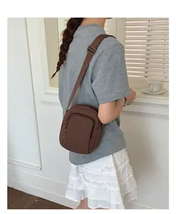 Modische braune Mini-Umhängetasche für Damen in einem modernen Lifestyle-Ambiente
