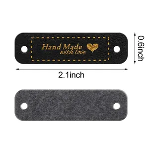 Handgefertigtes schwarzes Lederetikett mit Goldprägung und Maßen von 2,1x0,6 Zoll