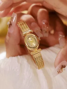 Primer plano del lujoso reloj de mujer Bee Sister en oro con correa de espiga