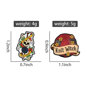 Dimensioni e peso delle spillette in smalto vintage con teschio e Knit Witch