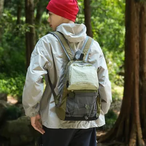 Modell trägt einen leichten farblich abgesetzten Outdoor-Wanderrucksack im Wald