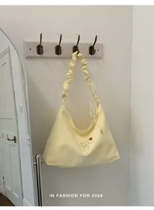 Bolso de hombro grande amarillo claro con correa fruncida y detalles bordados