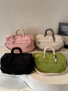 Grands sacs de voyage en quatre couleurs pour les courts séjours et les affaires