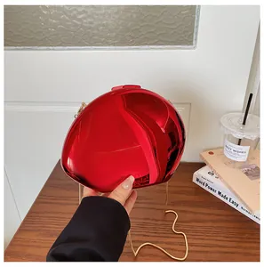 Borsa da sera rossa metallizzata a forma di conchiglia con finitura a specchio e catena