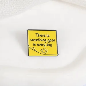 Pin de esmalte de nota adhesiva amarilla con cita There is something good in every day