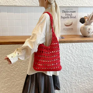 Bolso tote grande de punto rojo para mujer, perfecto para playa y estilo casual.
