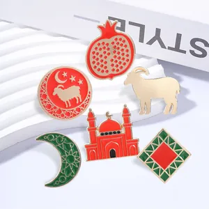 Detalle de pines de esmalte de temática islámica con motivos de luna, oveja y mezquita.