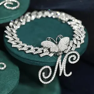 Detailaufnahme der 15mm Iced Out Panzerkette Fußkette mit Buchstabe M und Schmetterling.