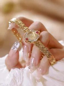 Elegante reloj de mujer dorado estilo retro francés con bisel de cristales y piedras.