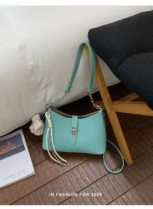 Elegante borsa a tracolla verde menta con catena argento e nappina