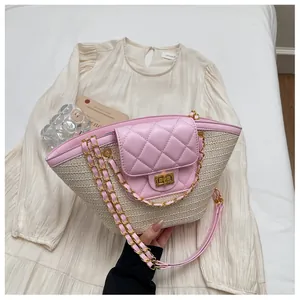 Détail du rabat rose matelassé et de la texture en paille tressée d'un sac cabas d'été