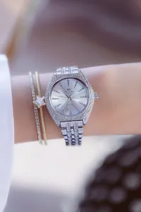 Primer plano de un reloj plateado para mujer con diamantes y pulsera de estrella