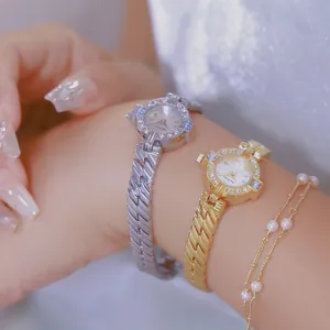 Primer plano de elegantes relojes de cadena en oro y plata con cristales