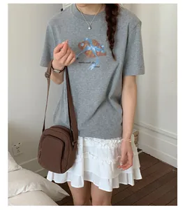 Detailansicht einer braunen leichten Mini-Umhängetasche zu einem legeren Outfit
