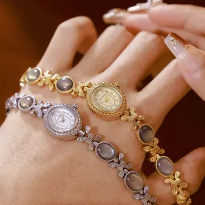 Vista detallada del elegante reloj de pulsera vintage con concha de abulón dorado negro