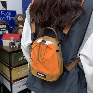 Detaillierte Rückansicht eines orangefarbenen Sport-Minirucksacks für Outdoor-Aktivitäten