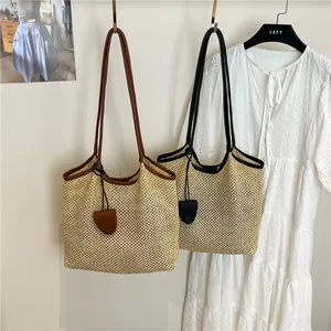 Borse tote estive in paglia intrecciata a mano in nero e marrone con vestito bianco