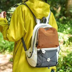 Detailansicht eines leichten farblich abgesetzten wasserfesten Rucksacks zum Wandern