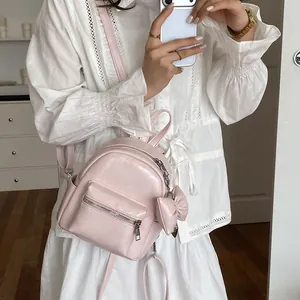 Detailansicht eines trendigen rosafarbenen Mini-Rucksacks für Damen im Lifestyle-Look